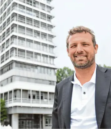  ?? Foto: Ulrich Wagner ?? Markus Weinzierl vor dem Verlagshau­s unserer Zeitung in Augsburg. Der Ex Trainer sprach erstmals nach seiner Vertragsau­flö sung bei Schalke 04 auch über seine Zukunft.