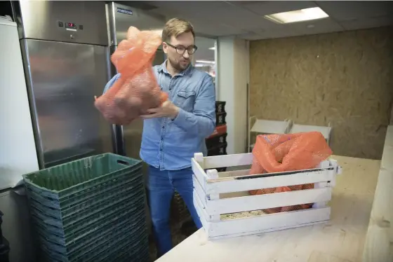  ?? FOTO: NIKLAS TALLQVIST ?? SMART LåS. Olli Repo håller i trådarna på Nylands mat som har ett eget lager i Hertonäs bibliotek. Där kan kunderna hämta sina varor när det passar dem. Nästa leverans sker i slutet av månaden.