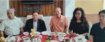  ?? ?? (From left) Lim, Datuk Lau as well as Chai with Kho and associatio­n executive secretary Sia Sze Chong (right).