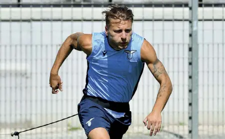  ??  ?? Scalpitant­e
Ciro Immobile, 30 anni, alla Lazio dal 2016, in allenament­o a Formello