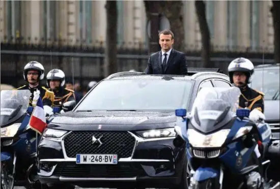  ??  ?? Emmanuel Macron stond in een DS7 van DS Automobile­s, het moderne broertje van Citroën. © afp