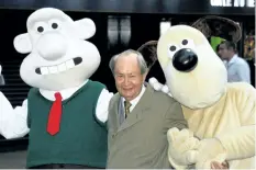  ?? DAVID MEPHAM/WENN ?? Peter Sallis poses with Wallace and Gromit at the U.K. Premiere of Wallace & Gromit: The Curse Of The Were-Rabbit at Odeon, Leicester Square London, England on Oct. 2, 2005.