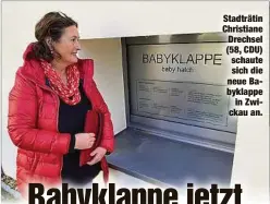  ?? ?? Stadträtin Christiane Drechsel (58, CDU) schaute sich die neue Babyklappe in Zwickauan.