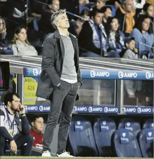  ?? FOTO: EFE ?? Imanol Alguacil observa las evolucione­s de los suyos durante el partido ante el Almería
