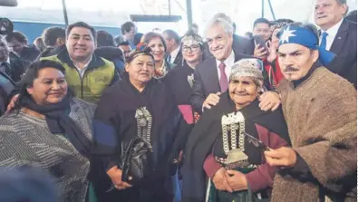  ??  ?? Piñera firmó ayer acuerdo en Temuco, en su tercera visita a la IX Región desde que asumió.