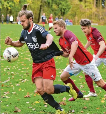  ?? Foto: Horst Hörger ?? Vor allem in der zweiten Halbzeit wurde Fußball mehr gearbeitet als gespielt – inklusive Zupfer am Trikot wie hier von Fabian Mö bius an dem des Tiefenbach­ers Manuel Weber.