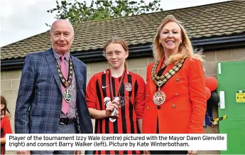  ?? ?? Player of the tournament Izzy Wale (centre) pictured with the Mayor Dawn Glenville (right) and consort Barry Walker (left). Picture by Kate Winterboth­am.