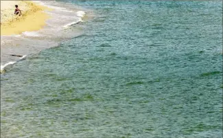  ?? (Photo doc. Dylan Meiffret) ?? Sur la plage de la Nartelle à Sainte-Maxime, et sur tout le littoral, vous pouvez bronzer utile en télécharge­ant l’appli qui permet d’observer l’évolution du trait de côte.