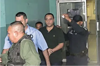  ??  ?? Roberto borge, al centro, tras su audiencia de extradició­n en Panamá