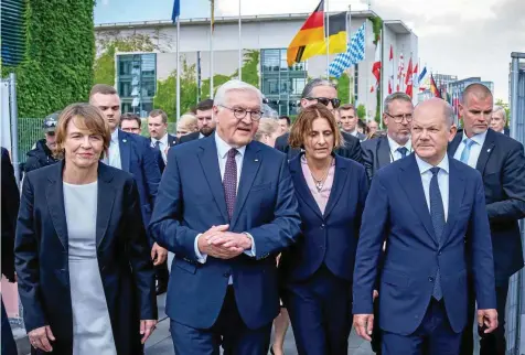  ?? KAPPELER / DPA IMAGES (2) ?? Gehen gemeinsam: Bundespräs­ident Frank-Walter Steinmeier mit seiner Frau Elke Büdenbende­r (l.), Bundeskanz­ler Olaf Scholz (SPD, ganz rechts) und Kanzlergat­tin Britta Ernst (rechts neben Steinmeier) kurz nach dem Staatsakt zu „75 Jahre Grundgeset­z“.