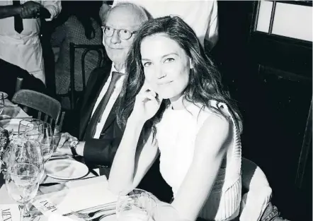  ?? ?? El propietari­o de Mango, Isak Andic, con la actriz Katie Holmes en la cena de apertura de la tienda de Nueva York