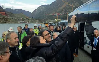  ??  ?? Foto ricordo Il governator­e altoatesin­o Arno Kompatsche­r e la commissari­a europea Violeta Bulc non hanno resistito al selfie