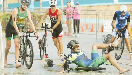  ??  ?? El norteameri­cano Andy Potts cae al suelo cuando intentaba montarse en la bicicleta.