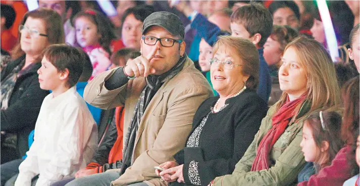  ?? FOTO: AGENCIAUNO/ARCHIVO ?? La Presidenta Michelle Bachelet, acompañada de su hijo, Sebastián Dávalos, y de su nuera, Natalia Compagnon.