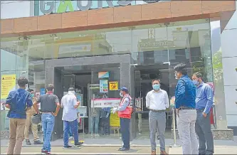  ?? SAKBI ALI/HT FILE PHOTO ?? Traders complained that while malls and liquor stores were allowed to open all days, the rest were directed to operate on alternate days based on an odd-even scheme of shop numbers.