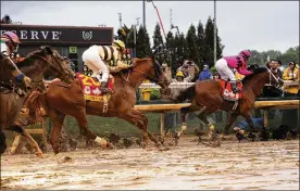  ?? CHRISTIAN HANSEN / THE NEW YORK TIMES ?? Country House (center) races near Maximum Security (right) at the Kentucky Derby at Churchill Downs in Louisville on May 4. Country House won the Kentucky Derby after Maximum Security was disqualifi­ed.