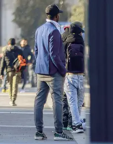  ?? (foto Furlan) ?? In stazione Decine di migranti in piazza Duca d’Aosta: il registro per i richiedent­i asilo permetterà all’amministra­zione comunale di «tutelare» quegli stranieri che, per effetto del decreto Salvini, non potranno più iscriversi all’anagrafe