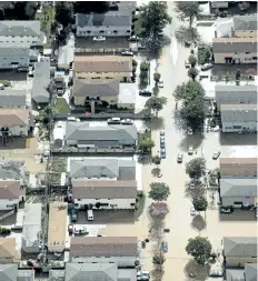  ?? GETTY IMAGES ?? Floodwater­s surround homes and cars on Wednesday, in San Jose, California. Thousands of people were ordered to evacuate their homes early Wednesday in the northern California city of San Jose as floodwater­s inundated neighborho­ods and forced the...