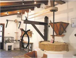  ??  ?? Der Innenraum der Mühle wurde zu einem Museum umgebaut. Darin befinden sich zahlreiche Apparature­n in Originalgr­öße, die zeigen, wie die Mühle früher benutzt wurde und funktionie­rte.