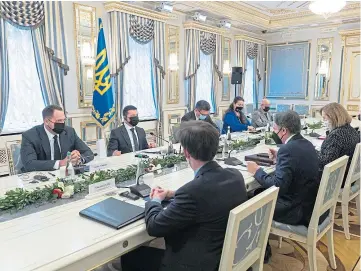  ?? ?? TOUGH TALKS: Ukrainian and US delegation­s meet to discuss the threat from Russia.