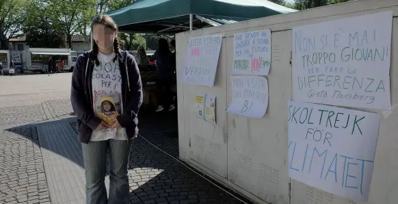  ??  ?? Al La padovana», dodici mercato «Greta anni, nella postazione sua al mercato della Guizza dove porta avanti la sua battaglia per la tutela del clima. Ieri mattina si è presentata anche l’assessore all’Ambiente di Padova. Chiata Gallani