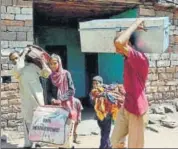  ?? PTI ?? Residents of border villages leave their homes for relief camps in the wake repeated ceasefire violation from Pakistan.