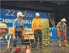  ?? FOTOS: HALBIG ?? „Achtung! Brudal diafs Looch!“Diese Warnung kommt bei Bernd und seinen Baumeister­n leider zu spät.