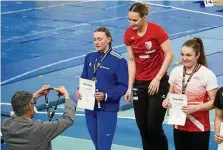  ?? TOBIAS GROENEWOLD ?? Hat in Halle bei der U20-Meistersch­aft das bestmöglic­he Ziel erreichen können: Kugelstoße­rin Chantal Rimke bekommt die Goldmedail­le überreicht.