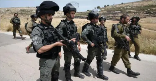  ?? FOTO: MAJDI MOHAMMED / AP ?? PÅ Vestbredde­n har de israelske myndighete­ne ved hjelp av soldater bare fortsatt med å øke de jødiske bosetninge­ne og fortrengt stadig flere palestiner­e bort fra sine hjem, skriver forfattere­n.