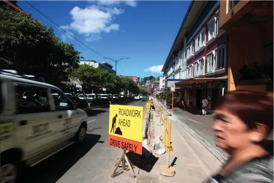  ?? Photo by Jean Nicole Cortes ?? CAUTION. Pedestrian­s and motorists are advised to take extra caution with ongoing roadwork along the stretch of Session Road.