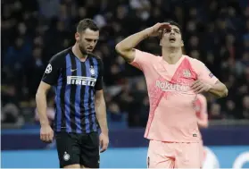  ?? AP FOTO ?? MISSED CHANCE. Barcelona forward Luis Suarez reacts after missing a scoring chance against Inter Milan.