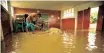  ?? THEO JEPTHA ?? WORKER Xolani Ndaba busy trying to remove water from a flooded classroom. |
African News Agency (ANA)