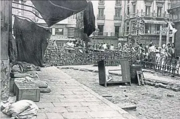  ??  ?? Calle Hospital, esquina la Rambla: a la izquierda, la tienda Santa Eulalia