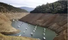  ?? RICH PEDRONCELL­I FILE PHOTO/THE ASSOCIATED PRESS ?? Houseboats float in the drought-lowered waters of Oroville Lake.