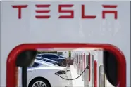  ?? GODOFREDO A. VÁSQUEZ - THE ASSOCIATED PRESS ?? Tesla vehicles charge at a station in Emeryville, Calif., on Aug. 10.