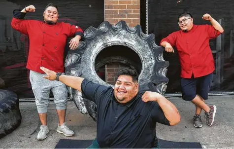  ?? Jon Shapley / Staff photograph­er ?? Abraham Peña, from left, and brothers Gustavo and Rudy Peña pose for a portrait at Texas Elite Fitness in Houston.