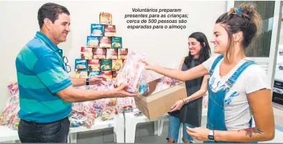  ?? Ricardo Chicarelli ?? Voluntário­s preparam presentes para as crianças; cerca de 500 pessoas são esperadas para o almoço