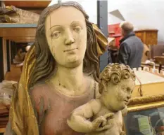  ??  ?? Diese Madonna mit Jesusfigur stammt aus dem Jahr 1500. Erschaffen hat sie der berühmte Memminger Bildhauer Strigel.