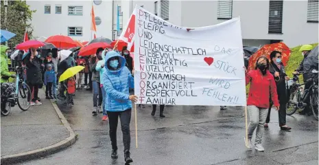  ?? ?? Viel los ist bei der Demo in Pfullendor­f: Rund 300 Menschen protestier­en gegen die geplante Schließung der kleineren Krankenhäu­ser im Kreis.