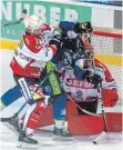  ?? FOTO: CHRISTIAN FLEMMING ?? Die EV Lindau Islanders und die Indians aus Memmingen kämpfen um einen Platz in den Play-offs der Eishockey-Oberliga Süd.