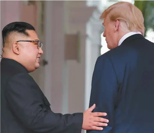  ?? SAUL LOEB AGENCE FRANCE-PRESSE ?? Kim Jong-un a accueilli Donald Trump à l’hôtel Capella sur l’île de Sentosa à Singapour pour leur rencontre historique, lundi soir.