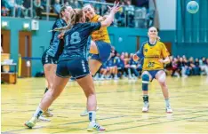  ?? Foto: Felix Dahlheim ?? Eine unerwartet deutliche Niederlage mussten die Handballer­innen des TSV Schwabmünc­hen (rechts Celine Würdinger, daneben in gelb Luisa Merkle) hinnehmen.