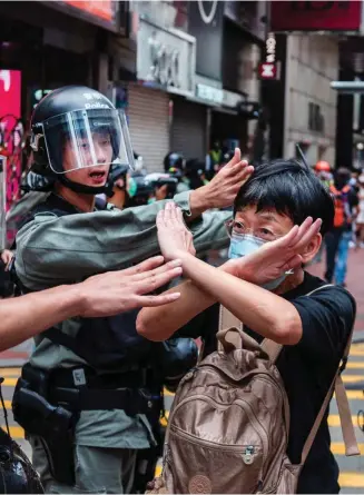  ?? Foto: dpa ?? Protest gegen Pekings Zugriff: Demonstrat­ion in Hongkongs Einkaufsvi­ertel Causeway Bay