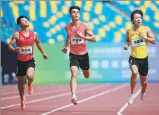  ?? LU LIN / FOR CHINA DAILY ?? Yan Haibin (center), 18, is among a new breed of Chinese sprinters keen to emulate Su Bingtian’s feats.