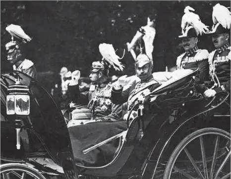  ?? FOTO: WALTER GIRCKE/PICTURE ALLIANCE ?? Bei der Hochzeit der Kaisertoch­ter Viktoria Luise im Mai 1913 trafen sich Europas Herrscher zum letzten Mal in Frieden. Die Aufnahme zeigt (vorne rechts) Kaiser Wilhelm II. mit seinem Vetter, dem englischen König Georg V., in der Kutsche. Ein Jahr später begann der Erste Weltkrieg.