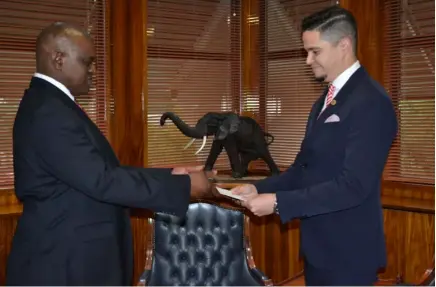  ??  ?? Omar E. Berroteran, Ambassador of Venezuela to Botswana, Namibia, Zimbabwe and Special Representa­tive to SADC presenting his letters of credence to President Dr. Mokgweetsi Masisi in December 2019