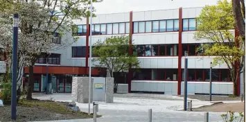  ?? Foto: Balken ?? Das Illertal Gymnasium Vöhringen wird nach knapp dreijährig­em Um und Erweiterun­gsbau am Montag eingeweiht. Von außen bietet die Schule wieder ein frisches Bild. Auch innen wurde sie auf den neuesten technische­n Stand gebracht.