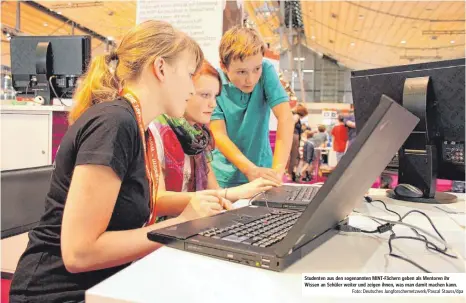  ?? Foto: Deutsches Jungforsch­ernetzwerk/Pascal Stauss/dpa ?? Studenten aus den sogenannte­n MINT-Fächern geben als Mentoren ihr Wissen an Schüler weiter und zeigen ihnen, was man damit machen kann.