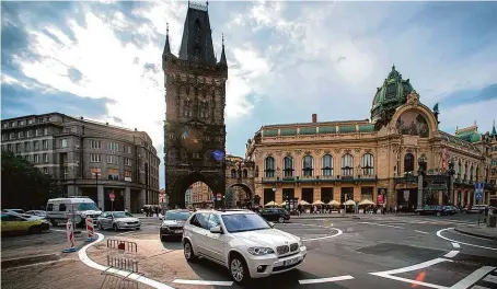  ?? FOTO MAFRA – MICHAL SVÁČEK ?? Nový objezd. Místo aby se centrum Prahy otevřelo více chodcům, přivedli do něj radní Prahy 1 naopak víc aut.