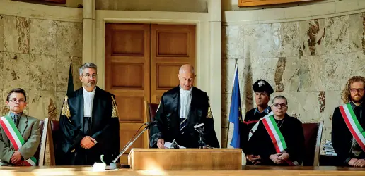  ?? (Foto Klotz/Rensi) ?? Verdetto La Corte d’Assise del tribunale di Bolzano presieduta dal giudice Carlo Busato (al centro) e a latere dal giudice Stefan Tappeiner (a sinistra) e composta dalla giuria popolare